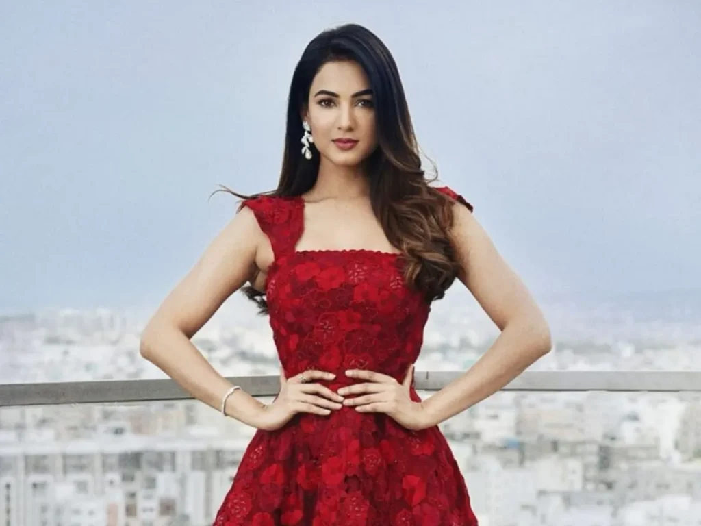Sonal Chauhan Biography (Indian Actress and Singer)