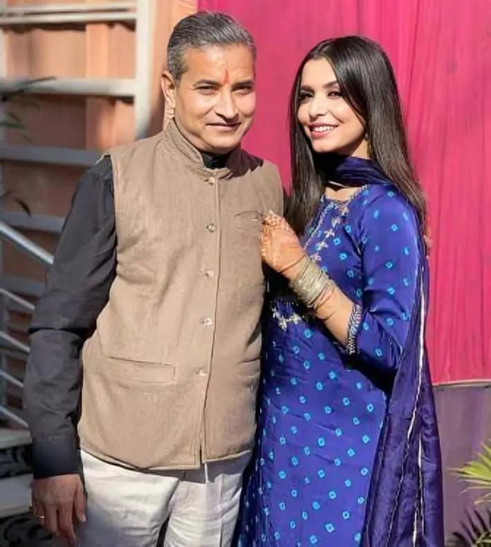 Chitranshi Dhyani biography (Indian Singer and Actress)
