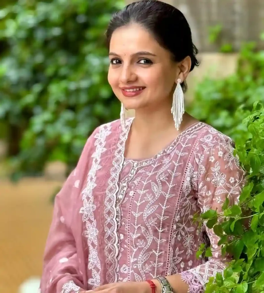 Giaa Manek biography (Indian Actress and Model)