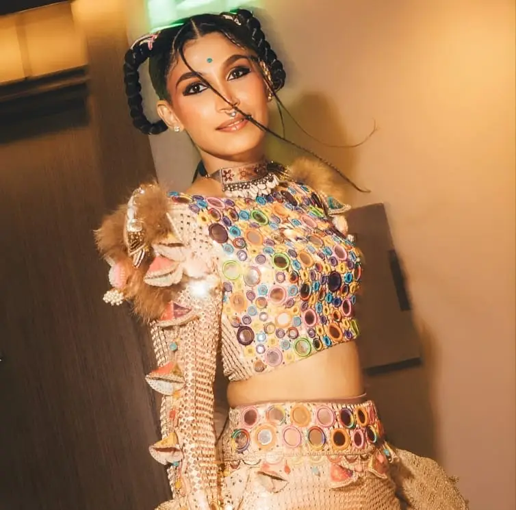 Purva Mantri biography (Indian Singer)